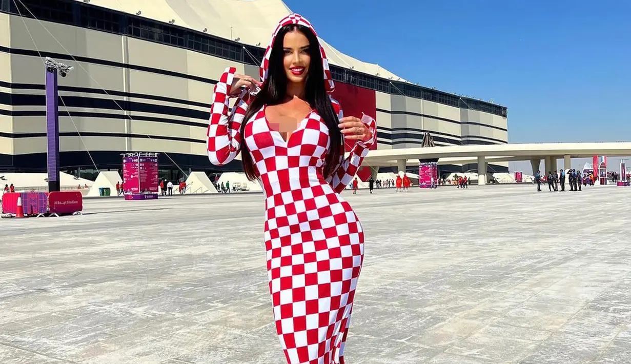 <p>Tak hanya itu, Ivana Knoll juga sengaja menggunakan busana renang di tepian danau yang berlatar belakang kota Qatar. (FOTO: instagram.com/knolldoll/)</p>