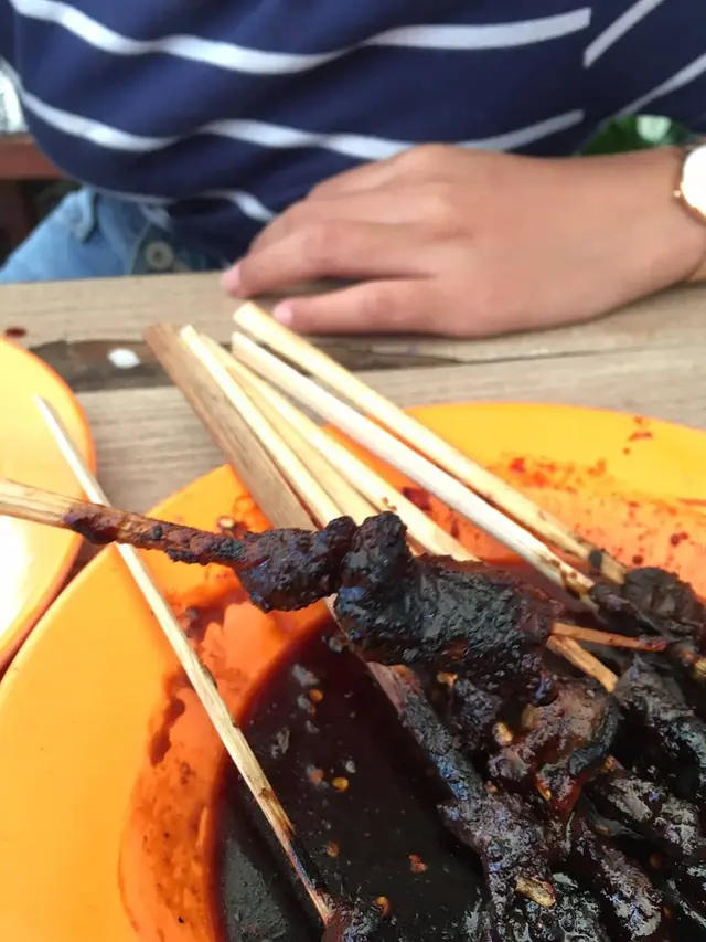 6 Momen Apes ketika Mau Makan Sate Ini Bikin Elus Dada,