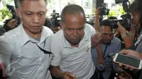 Salah satu tersangka yang terjaring dalam operasi tangkap tangan (OTT) di Bengkulu setelah dipindahkan ke Gedung KPK, Jakarta, Selasa (24/5).Tersangka tersebut tersangkut kasus korupsi di Rumah Sakit M Yunus, Bengkulu. (Liputan6.com/Helmi Afandi)