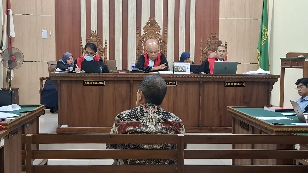 Eks Gubernur Lampung, Arinal Djunaidi saat hadiri sidang.