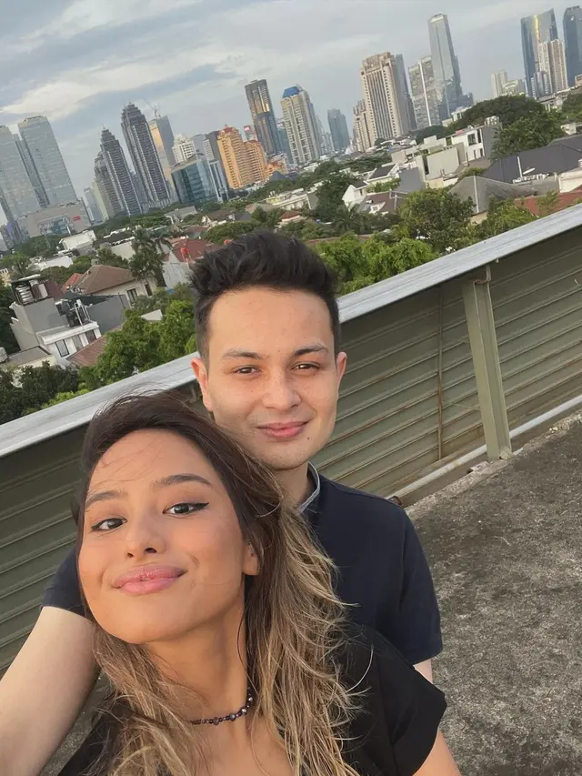 6 Potret Tavan Dutton Kekasih Adik Maudy Ayunda, Reporter yang Kuliah di Oxford
