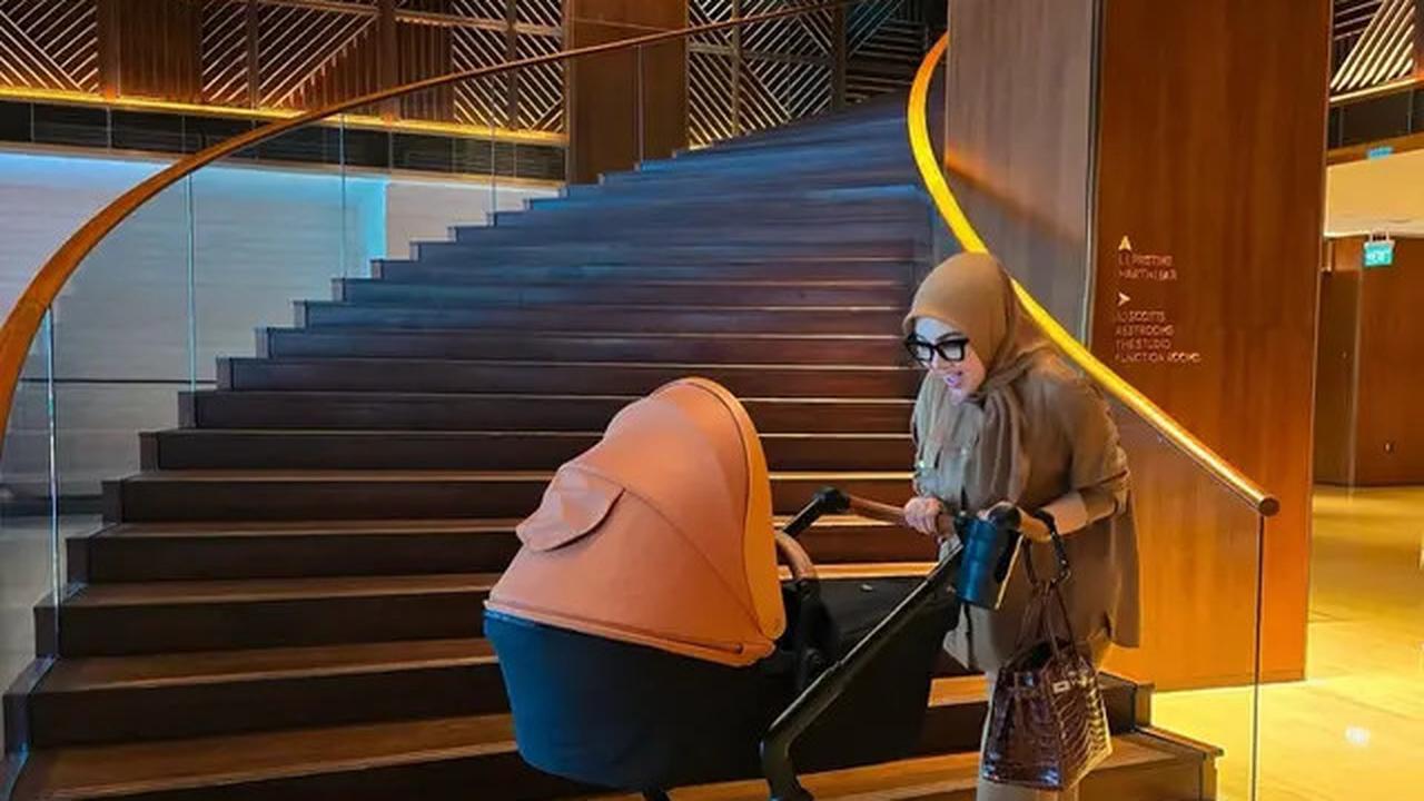 7 Potret Syahrini Ajak Baby R Jalan-Jalan di Singapura, Wajahnya Masih Dirahasiakan