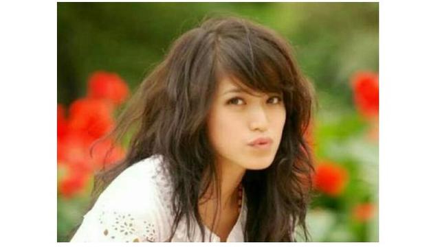 Jedar juga dikenal kerap mengganti gaya rambut, dulu ia tampil dengan rambut keriting dan mengembang.