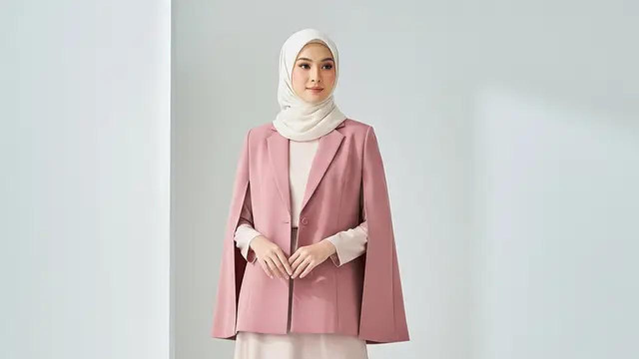 Masih Bingung Pilih Gamis atau Dress Brokat? Kombinasi Outer Bisa Jadi Jalan Tengahnya