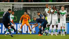 Gelandang Real Madrid, Cristiano Ronaldo melakukan tendangan bebas saat menghadapi Wolfsburg pada leg pertama liga champions di Stadion Volkswagen Arena, Wolfsburg, Jerman (7/4). Madrid takluk atas Wolfsburg dengan skor 2-0. (Reuters/Kai Pfaffenbach)
