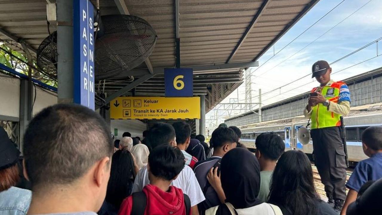 Kepadatan Penumpang Stasiun Pasar Senen Masih Terjadi di H+7 Lebaran