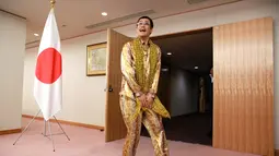 Pikotaro menyapa wartawan sebelum bertemu dengan Menteri Luar Negeri Jepang Fumio Kishida di Kementrian, Tokyo, Rabu (12/7). Pikotaro akan tampil dengan membawakan lagu fenomenalnya, PPAP (Pen-Pineapple-Apple-Pen) di pertemuan PBB. (AP/ Eugene Hoshiko)