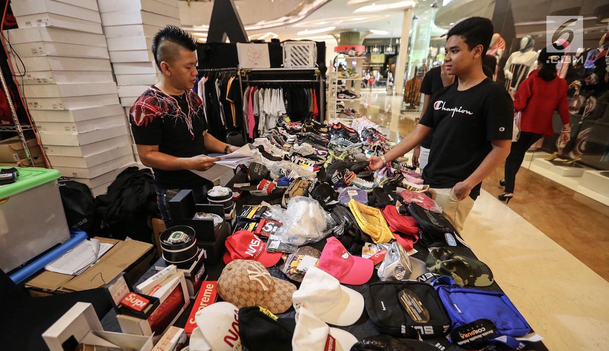 Pembeli bertransaksi dengan penjual sepatu sneaker pada bazar Sneakerpeak Kemang Quatro di Lippo Mall Kemang, Jakarta, Rabu (20/11). (Liputan6.com/Fery Pradolo)