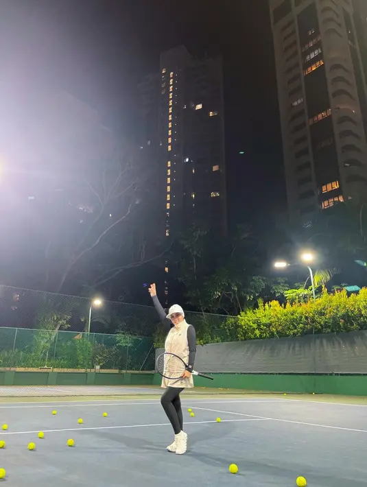 Dalam berbagai fotonya, Syahrini selalu tampil dalam busana berbeda saat bermain tenis.