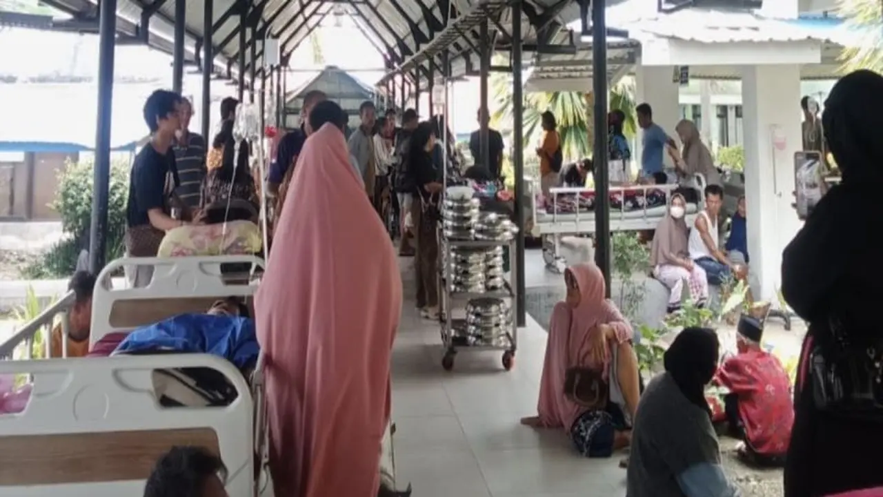 Pasien RS Anuntaloko Parigi, Kabupaten Parigi Moutong dievakuasi dari ruang perawatan sesaat setelah gempa.