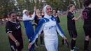 Pesepakbola wanita Iran berjabat tangan dengan pemain wanita Jerman usai pertandingan Discover Football tournament di Berlin, Jerman (31/8). Pesepakbola wanita Iran tampak antusias dengan turnamen ini. (REUTERS/Stefanie Loos)