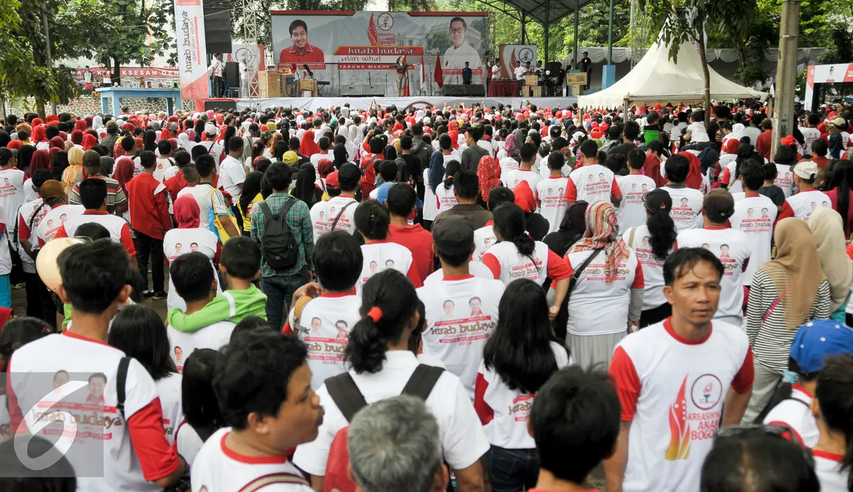 Taruna Merah Putih menggelar Kirab Budaya dalam rangka memperingati Hari Pahlawan dan menumbuhkan plurarisme di Bogor, Jawa Barat, Minggu (13/11). Ribuan warga Bogor memeriahkan Kirab Budaya dan jalan santai di Kota Bogor. (Liputan6.com/Yoppy Renato)