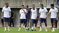 (kiri ke kanan) Pemain sepak bola Paris Saint-Germain (PSG) Sergio Ramos, Lionel Messi, pelatih Christophe Galtier, Neymar, Kylian Mbappe, dan Marquinhos berjalan kaki untuk berpartisipasi dalam pelatihan sepak bola kepada anak-anak di Tokyo, Jepang, 18 Juli 2022. PSG berada di Jepang untuk tur pra-musim mereka dan akan memainkan tiga pertandingan persahabatan melawan tim Liga Jepang. (AP Photo/Eugene Hoshiko)