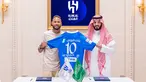 Dalam gambar selebaran yang dirilis oleh klub sepak bola Saudi Al-Hilal pada 15 Agustus 2023, penyerang Brasil Neymar (kiri) berfoto dengan Presiden Hilal Fahad bin Nafel di stadion Al-Hilal di Riyadh. (Saudi Pro League / AFP)