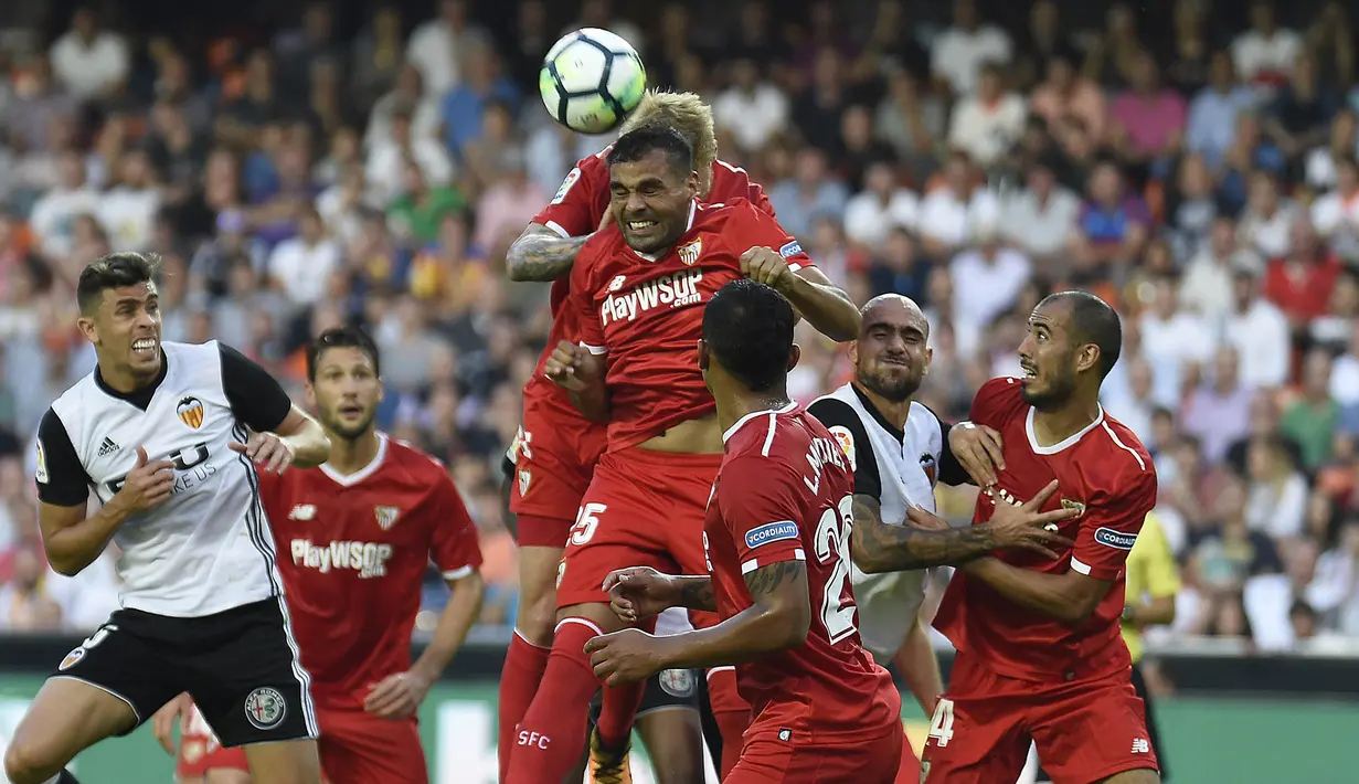 Bek Sevilla, Gabriel Mercado, menyundul bola saat pertandingan melawan Valencia pada laga La Liga Spanyol di Stadion Mestalla, Sabtu (21/10/2017). Valencia menang 4-0 atas Sevilla. (AFP/Jose Jordan)
