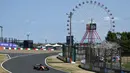Sirkuit Suzuka terkenal dengan beberapa sudut yang memiliki kecepatan tinggi dan perubahan jalur yang ikonis. Tampak dalam foto, pembalap McLaren, Lando Norris melaju dalam sesi latihan pertama Grand Prix Formula Satu Jepang di sirkuit Suzuka, prefektur Mie pada tanggal 4 April 2025. (Toshifumi KITAMURA/AFP)