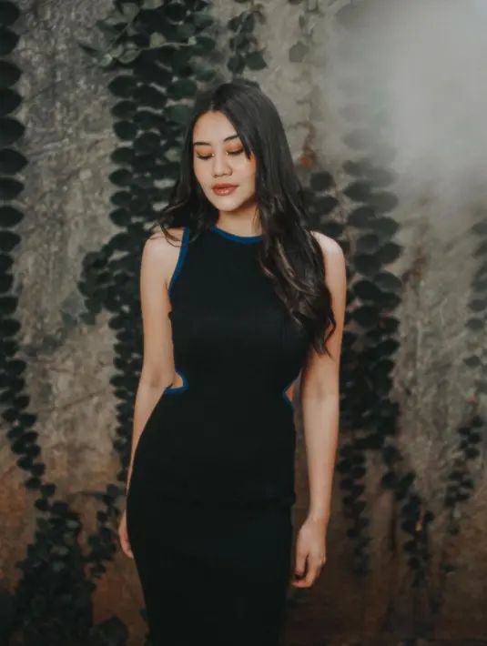 Di potret ini, Aliyah Massaid pilihan sleevless dress dengan cutout di pinggang yang simple [instagram/aaliyah.massaid]