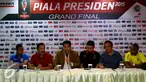 Jelang laga final Piala Presiden 2015, Manajer dan kapten tim Persib serta Sriwijaya FC duduk bareng bahas keberlangsungan pertandingan bersama Ketua Komite Turnamen dan Mahaka, Jakarta, Sabtu (17/10/2015). (Liputan6.com/Yoppy Renato)