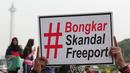 Sejumlah mahasiswa menggelar aksi teaterikal Skandal Freeport di bundaran Patung Kuda, Jakarta, Minggu (27/12/2015). Aksi tersebut sebagai bentuk sindiran kepada pemerintah terkait kasus Freeport. (Liputan6.com/Angga Yuniar)