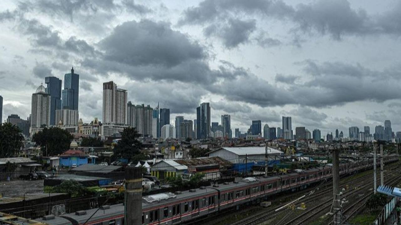 Prakiraan Cuaca Hari Ini, Kota-Kota Besar Diselimuti Awan Tebal