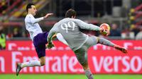 Kiper AC Milan Gianluigi Donnarumma menendang bola dihadang pemain depan Fiorentina, Nikola Kalinic saat pertandingan Liga Italia Serie A di stadion San Siro di Milan pada 17 Januari 2015. (AFP Photo/Giuseppe Cacace)