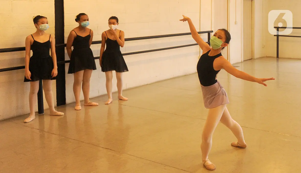 Para siswa menampilkan pertunjukan balet secara virtual di Rumah Karya Sjuma, Serpong, Tangerang Selatan, Banten, Minggu (20/12/2020). Pertunjukan balet tahunan ini sebagai ujian siswa Sekolah Ballet Sumber Cipta. (merdeka.com/Arie Basuki)