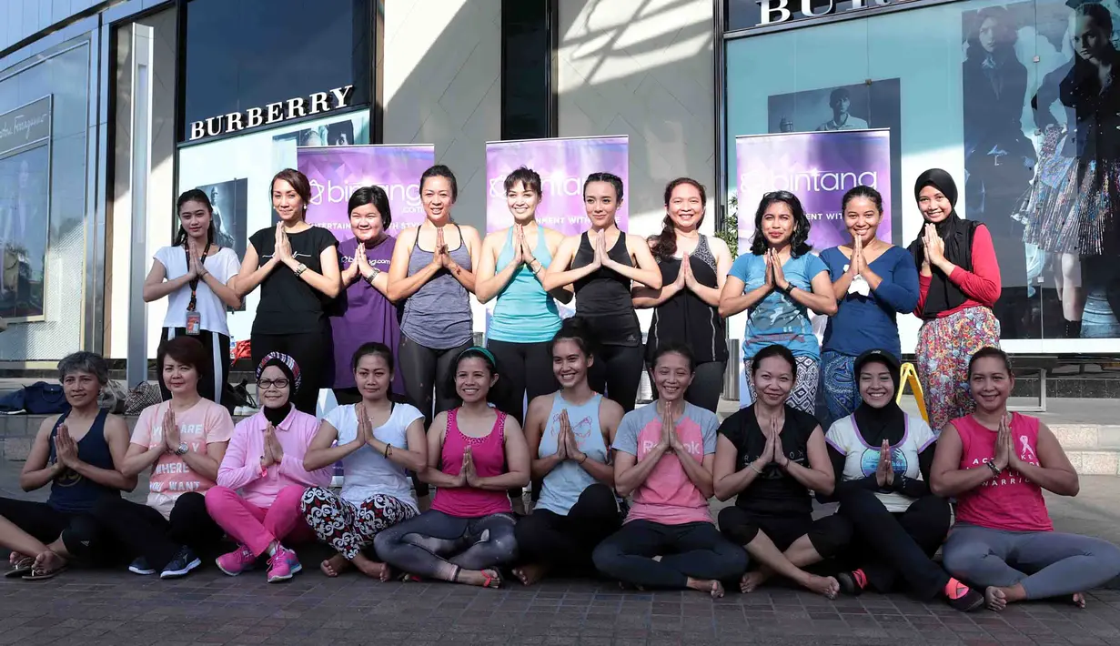 Melalui program yang sedang digemari artis dan masyarakat, diharapkan masyarakat lebih peduli menjalani hidup sehat. Yoga with Bintang.com digelar di Main Lobby Senayan City, Jakara Pusat, Minggu (12/3/2017), pukul 06.00 WIB. (Deki Prayoga/Bintang.com)