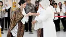 Lengkapi kebaya putih, Selvi Ananda pilih kenakan setelan kain batik sebagai bawahan dan selendang [@setwapres.ri]