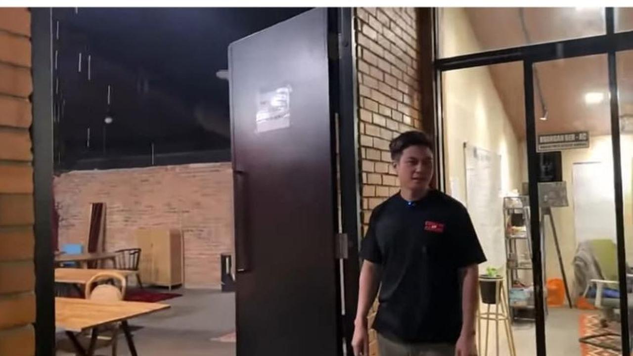 11 Potret Kondisi Kantor Baim Wong Bocor Parah Usai Hujan Deras, Bingung Lantaran Gentengnya Mahal