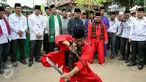 Dua bakal Cagub DKI Jakarta, Yusril Ihza Mahendra dan Sandiaga Uno hadiri pelantikan dewan Pimpinan Pusat Rumpun Masyarakat Betawi (RMB) di Balai Rakyat Condet, Kramat Jati, Jakarta Timur, Minggu (20/3/2016). (Liputan6.com/Yoppy Renato)