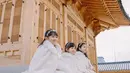 <p>Seperti inilah potret ketiga anak Surya Insomnia saat mengenakan baju tradisional Korea Selatan. Mereka terlihat lucu dan cantik menawan. [Foto: instagram.com/suryainsomnia]</p>