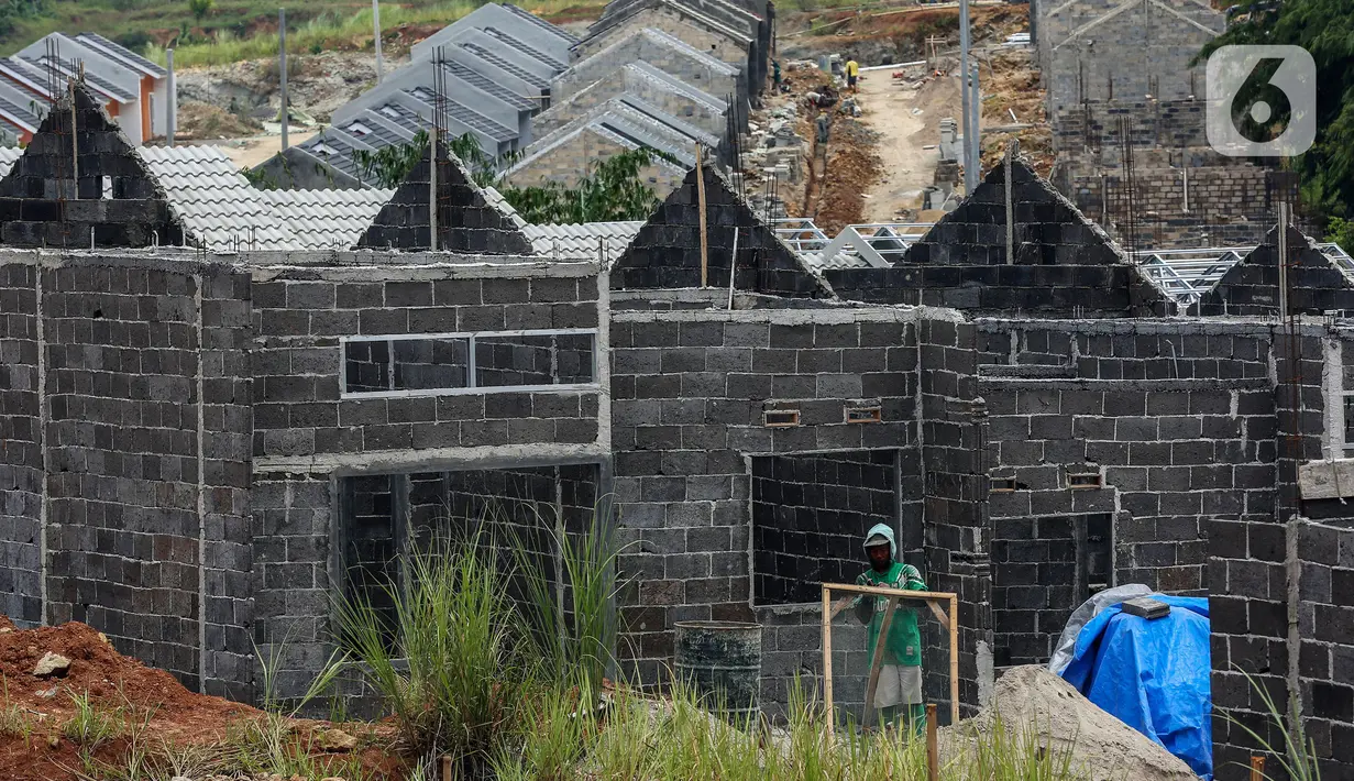 Pembangunan perumahan bersubsidi di Ciseeng, Kabupaten Bogor, Jawa Barat, Rabu (16/2/2022). PT BTN (Persero) TBK terus berupaya memenuhi kebutuhan hunian layak terutama bagi masyarakat berpenghasilan rendah guna mempercepat sektor perumahan mendukung ekonomi berkelanjutan. (Liputan6.com/Johan Tallo)