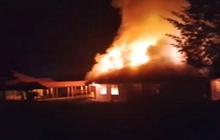 Kerusuhan Ilaga Puncak, Massa Bakar Sejumlah Kantor Pemerintahan