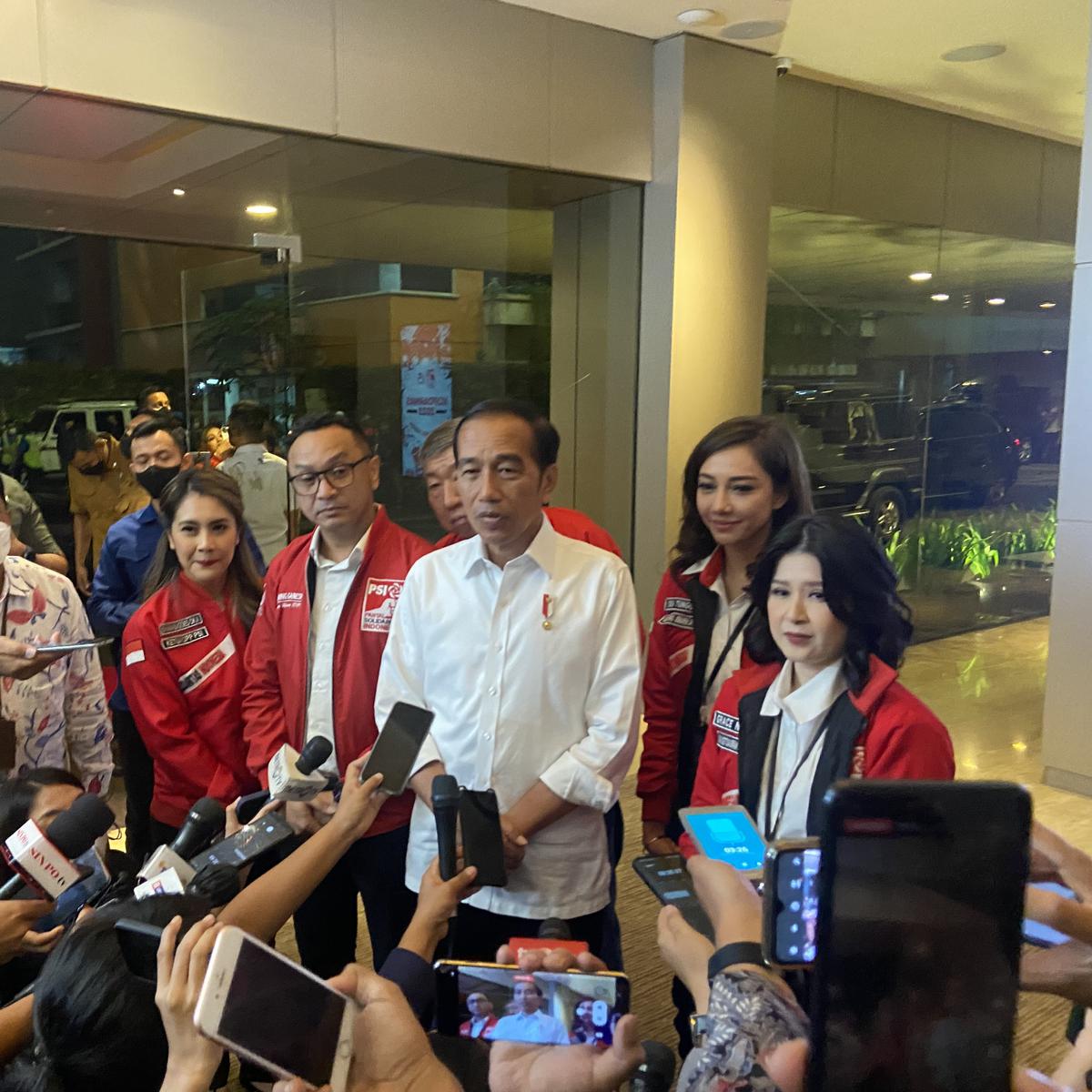 Presiden Joko Widodo (Jokowi) usai menghadiri HUT PSI ke-8 di Jakarta Theater, Jakarta Pusat, Selasa (31/1/2023) (Liputan6.com/Muhammad Radityo Priyasmoro)