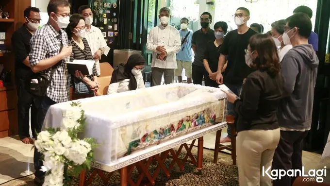 7 Potret Suasana Duka di Rumah Nurul Arifin, Diwarnai Isak Tangis Keluarga