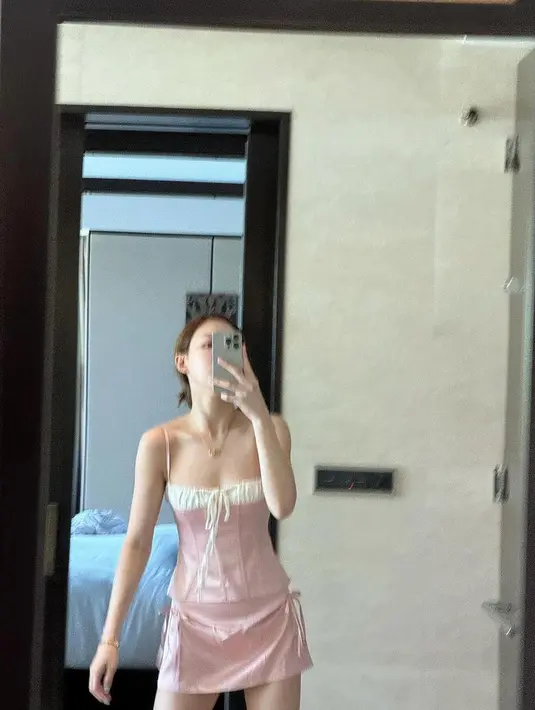 Di potret lainnya, Nayeon kembali tampil dengan gaya coquette aesthetic. ia mengenakan corset dress dengan aksen pita warna pink pastel. [@nayeonyny]