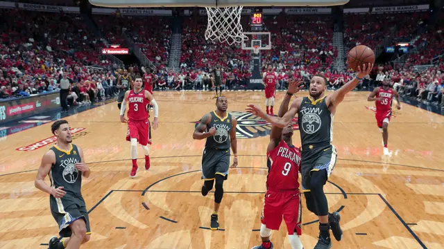 Stephen Curry  melakukan lay-up saat Warriors kalahkan Pelicans di gim keempat play-off NBA