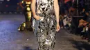 Gigi Hadid berjalan di runway untuk VOGUE World: New York selama New York Fashion Week 2022 di New York City (12/9/2022). Isu hubungan Gigi dan Leonardo sudah mencuat selama beberapa minggu terakhir. (JP Yim/Getty Images for Vogue/AFP)