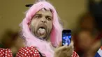 Seorang suporter mengunakan rambut palsu berselfie pada Piala Dunia Rugby 2015 antara Wales melawan Fiji di Millennium Stadium, Cardiff, Wales (1/10/2015). (Reuters/Rebecca Naden)