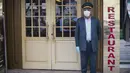 Seorang penjaga mengenakan masker  berdiri di depan sebuah restoran di Teheran, Iran (26/2/2020). Kementerian Kesehatan dan Pendidikan Kedokteran Iran pada (26/2) mengumumkan 139 orang telah terinfeksi coronavirus baru dan 19 di antaranya meninggal dalam sepekan terakhir. (Xinhua/Ahmad Halabisaz)