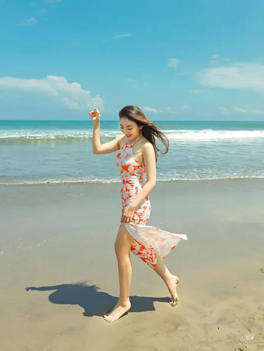 Menikmati liburan ke Bali, tentu akan kurang rasanya bila belum main ke pantai. Sudah cocok tampil dengan simpel dress, momen serunya saat jalan-jalan di pinggir pantai ini pun terlihat semakin menawan. Bali, memang menjadi salah satu destinasi wisata yang kerap dikunjugni Natasha Wilona. (Liputan6.com/IG/@natashawilona12)