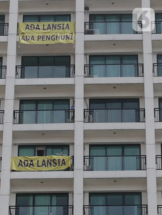 Spanduk penolakan RS darurat COVID-19 terpasang di Apartemen Nine Residence, Lippo Plaza Mampang, Jakarta, Minggu (5/4/2020). Mereka keberatan dan menolak pembangunan dan pengoperasian RS pasien COVID-19 di sebagian Lippo Plaza Mampang yang ada dalam satu kawasan. (Liputan6.com/Herman Zakharia)