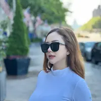 Sejak resmi cerai dengan Eryck Amaral tahun 2021 lalu, Aura Kasih hingga kini masih betah sendiri. Ia mengaku selalu membuka hati untuk pria yang akan mendekati. Namun, perempuan seorang anak itu tak ingin lagi pacaran, melainkan langsung menikah. [Instagram/aurakasih]