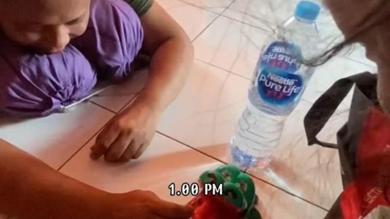 Namun, ia dan keluarganya bertahan di rumah karena sang ayah tidak mau dievakuasi. Mereka pun mau tidak mau hanya makan mie dan bertahan tanpa listrik.