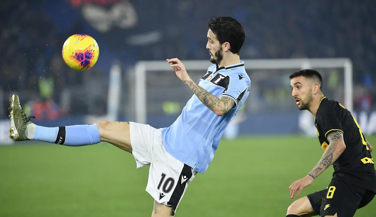 Luis Alberto menjadi otak di balik kecemerlangan permainan Lazio. Pemain asal Spanyol ini telah menyumbangkan lima gol dan 14 assist bagi Biancocelesti di kompetisi Serie A musim 2019/2020. (AFP/Filippo Monterforte)