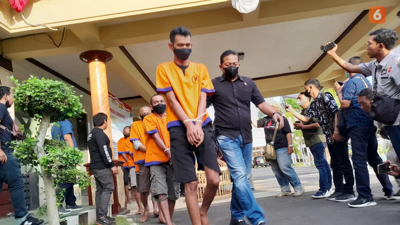 Puluhan Tersangka kasus perjudian di Banyuwangi  (Hermawan Arifianto/Liputan6.com)