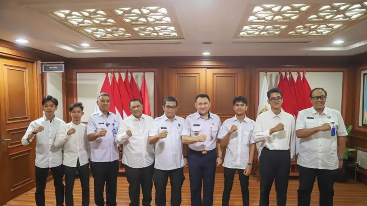 Wali Kota Jakarta Utara Hendra Hidayat bersama Kepala BNN Provinsi DKI Jakarta, Brigjen Pol Awang Joko Rumitro, Kepala BNNK Jakarta Utara Kombes Pol Irwan Andy Purnawarman serta Ketua RT 07/08 Kelurahan Rawa Badak Selatan, Sahdan Arya Maulana.