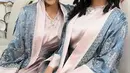 Kris Dayanti tampil kembaran bareng sang putri, Amora Lemos mengenakan pakaian modest. Keduanya terlihat memadukan dress satin dengan long outer nuansa light grey-soft pink. [@attahalilintar]