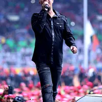 Penampilan Ahmad Dhani di konser May Day, diwarnai aksi bunuh diri. (Wimbarasana/Bintang.com)