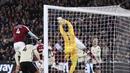 Gol pertama West Ham United tercatat sebagai gol bunuh diri kiper Liverpool, Alisson. Berawal dari sepak pojok West Ham yang dilepaskan Pablo Fornals, Angelo Ogbonna berusaha untuk mengambil bola dan berduel dengan Alisson. (AP Photo/Ian Walton)